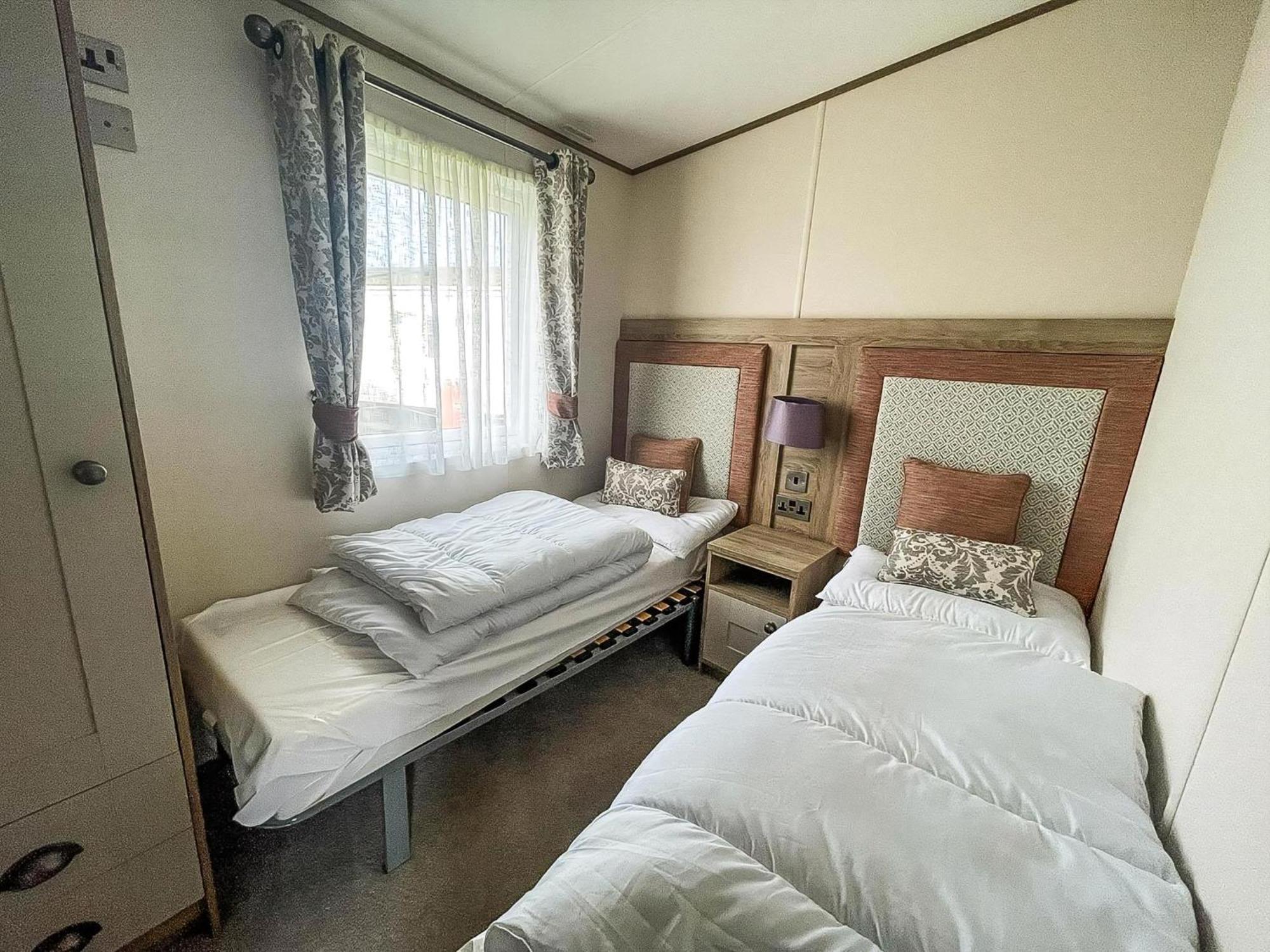 Stunning 8 Berth Caravan With Decking At Kessingland Beach Ref 90017D Benacre Exterior foto