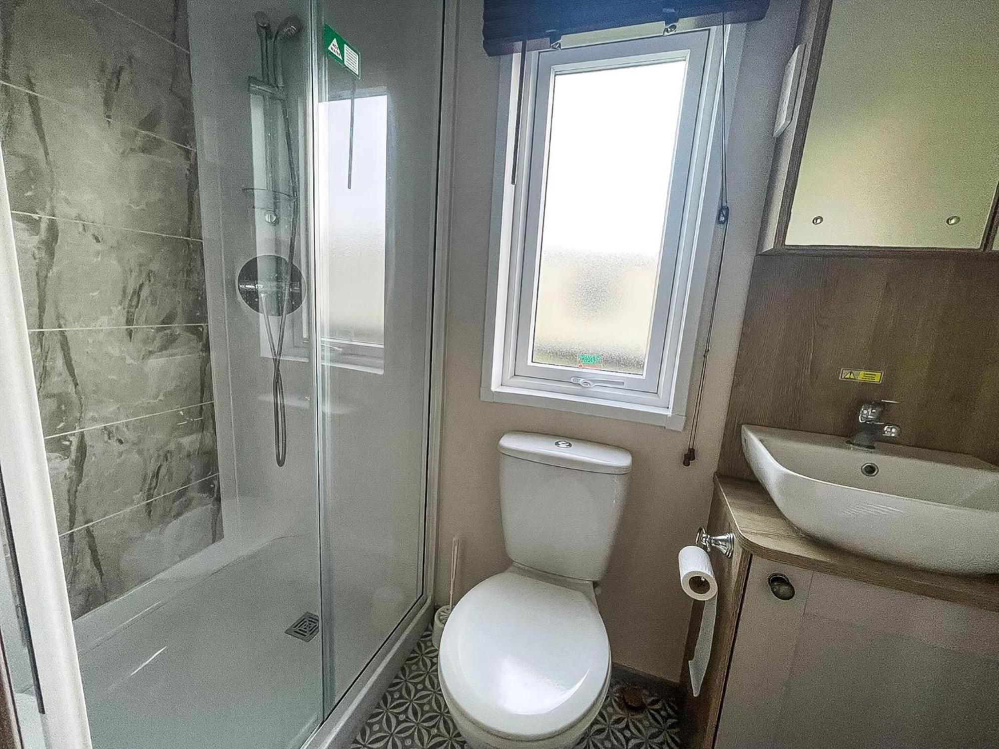 Stunning 8 Berth Caravan With Decking At Kessingland Beach Ref 90017D Benacre Exterior foto