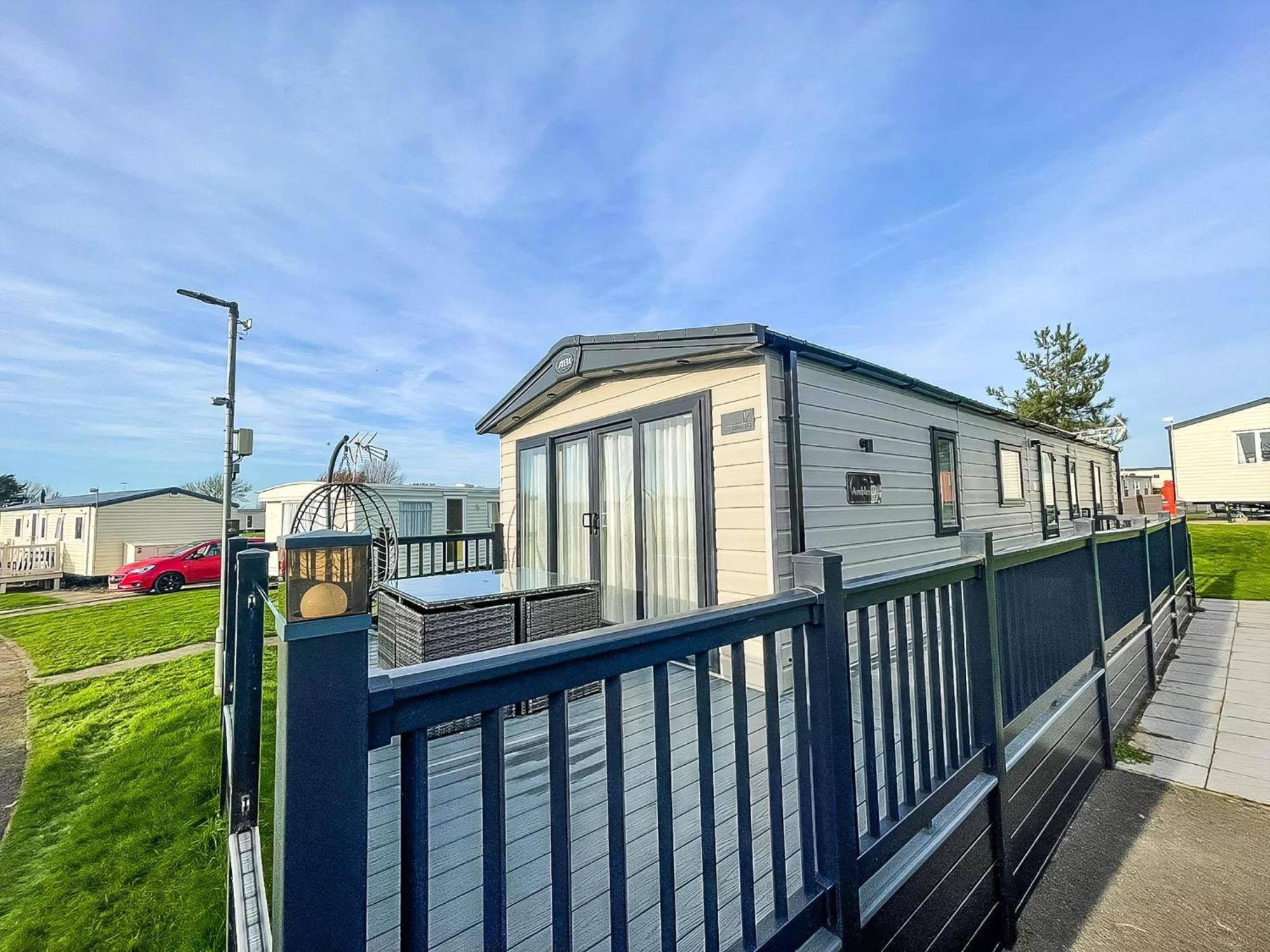 Stunning 8 Berth Caravan With Decking At Kessingland Beach Ref 90017D Benacre Exterior foto
