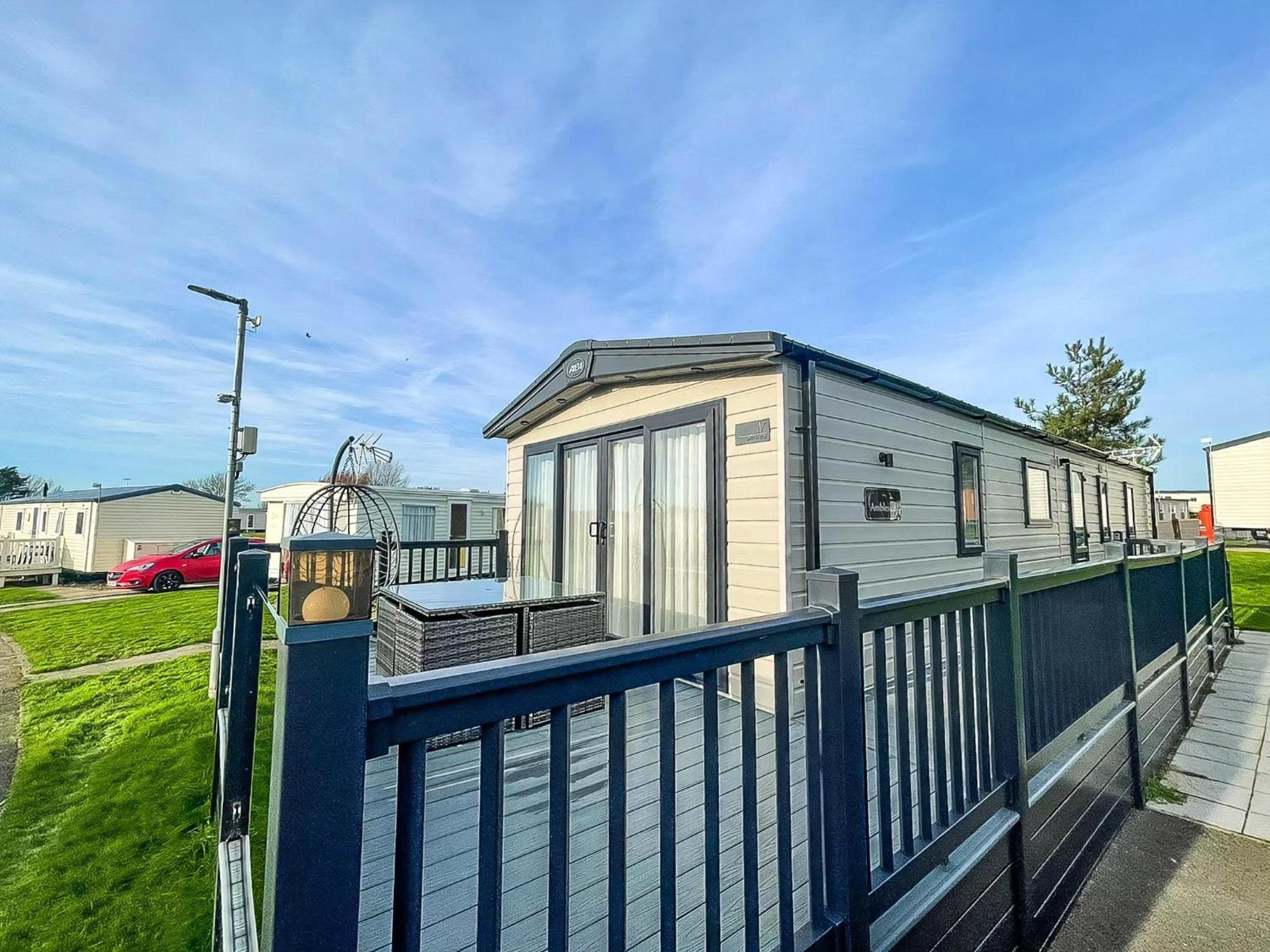 Stunning 8 Berth Caravan With Decking At Kessingland Beach Ref 90017D Benacre Exterior foto